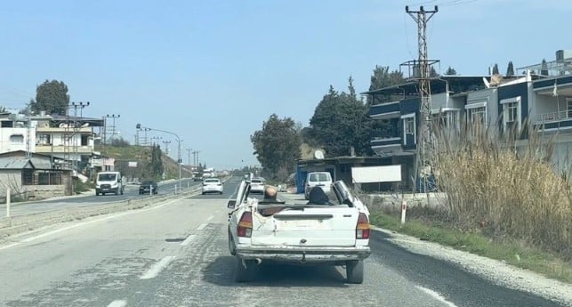 Enkaz altından çıkardığı yarım otomobille trafiğe çıktı 5