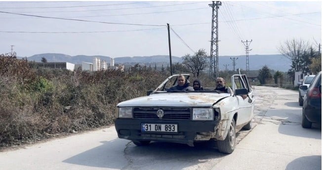 Enkaz altından çıkardığı yarım otomobille trafiğe çıktı 1