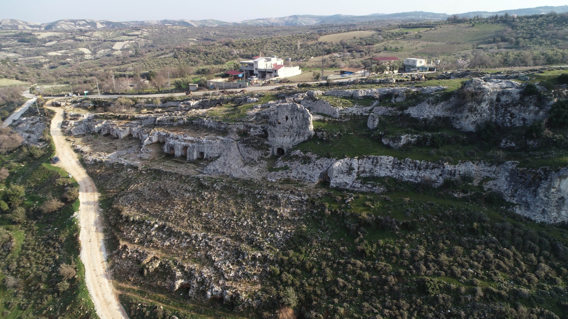 'Gelinler Dağı'ndaki tarihi kaya mezarları, depremlerde hasar görmedi 12