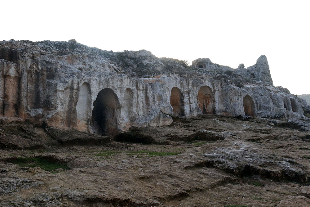 'Gelinler Dağı'ndaki tarihi kaya mezarları, depremlerde hasar görmedi 4