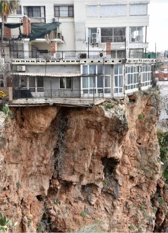 Falezlerde yarık oluşan kaya üzerine 'ev' şaşkına çeviriyor 1