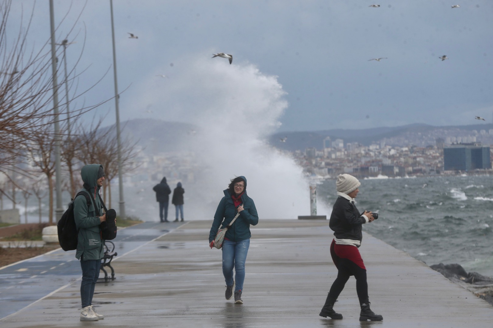 İstanbul'da lodos: Sağanak ve fırtına ulaşımda aksamalara neden oldu 4