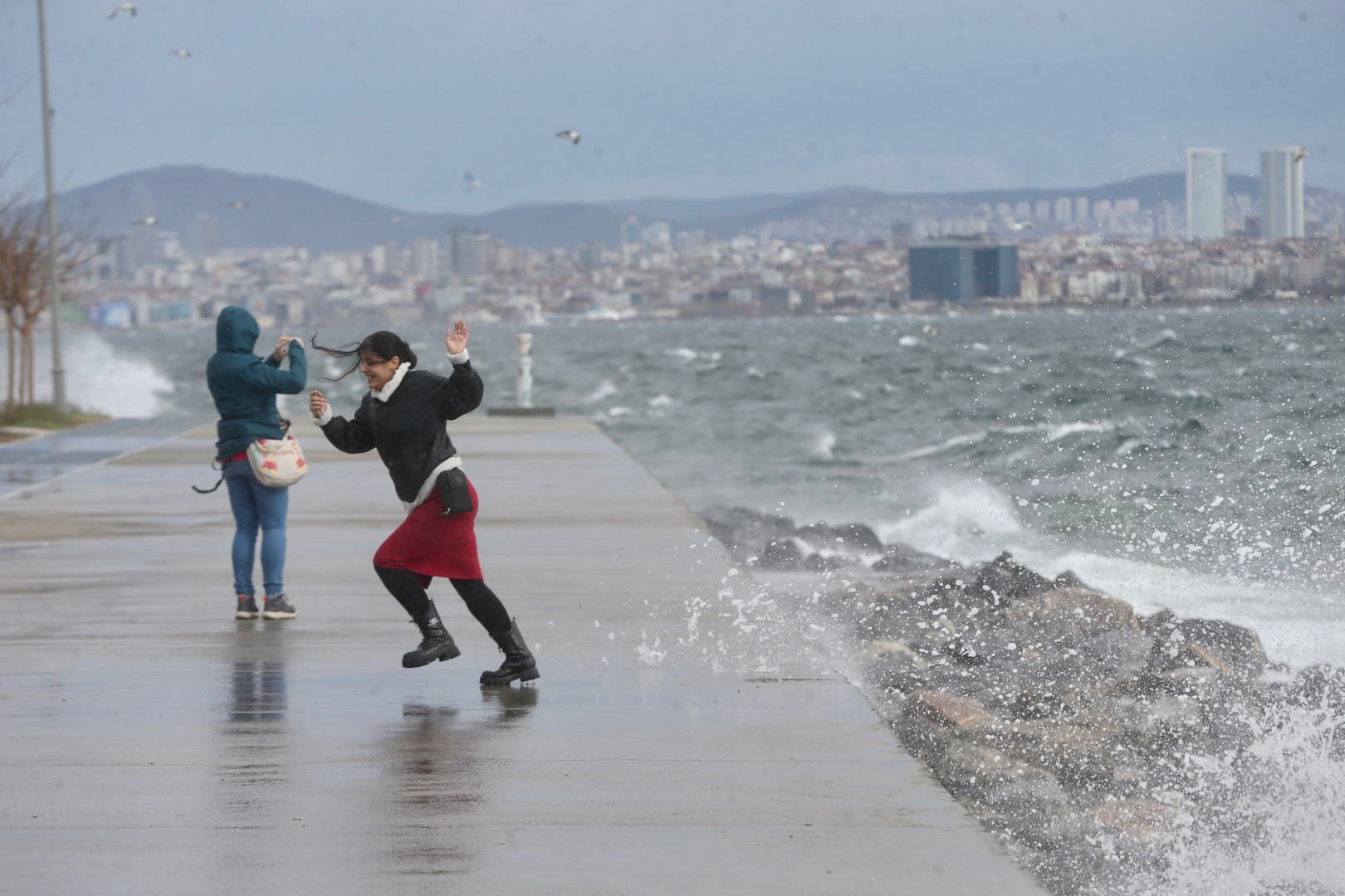 İstanbul'da lodos: Sağanak ve fırtına ulaşımda aksamalara neden oldu 1