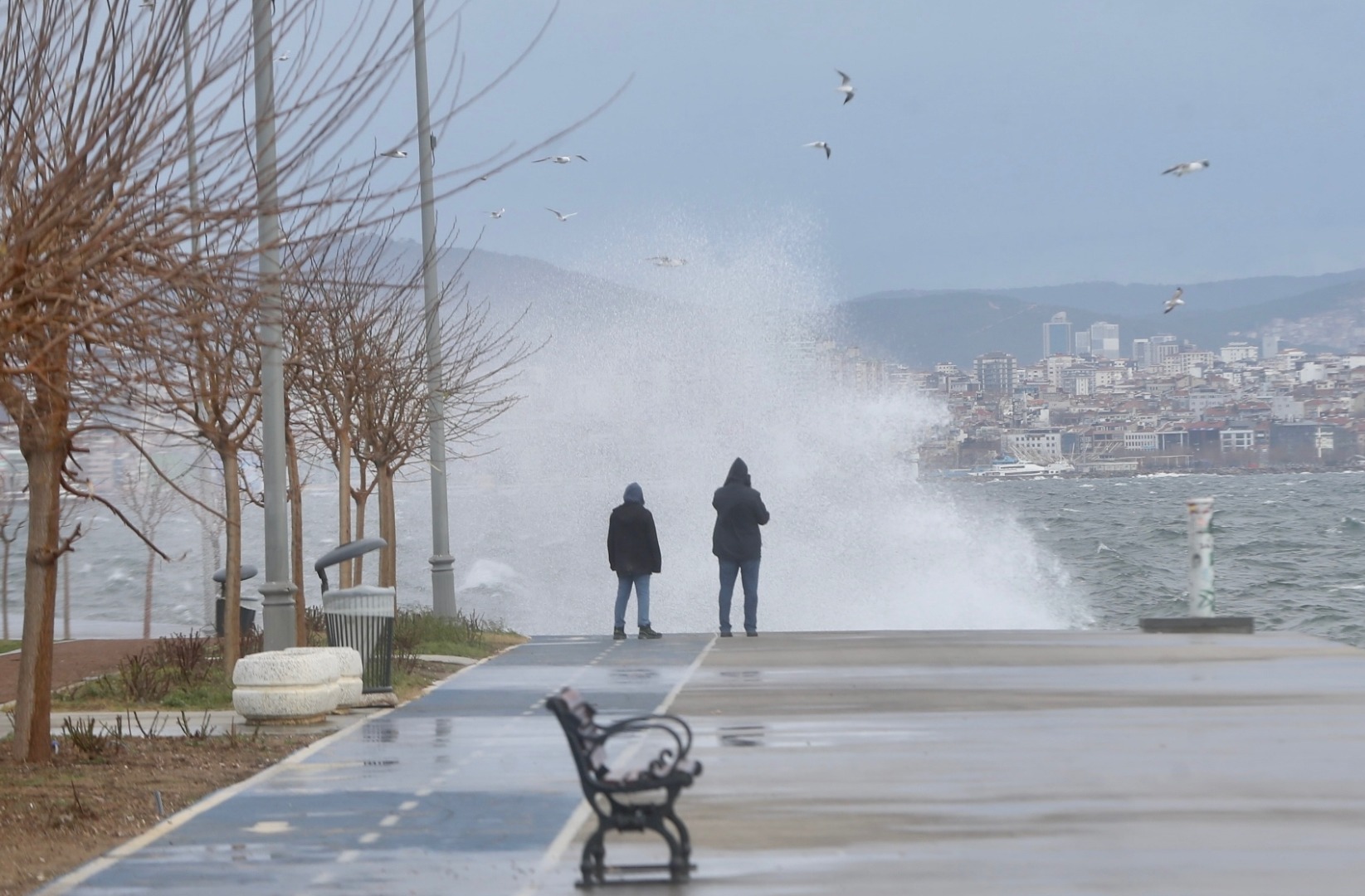 İstanbul'da lodos: Sağanak ve fırtına ulaşımda aksamalara neden oldu 2