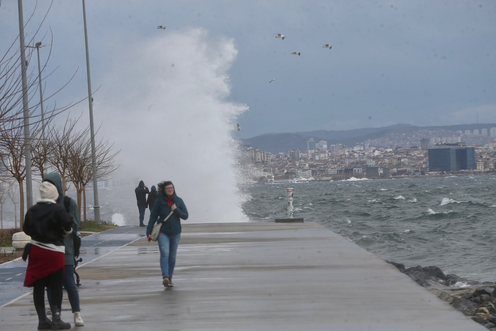 İstanbul'da lodos: Sağanak ve fırtına ulaşımda aksamalara neden oldu 3