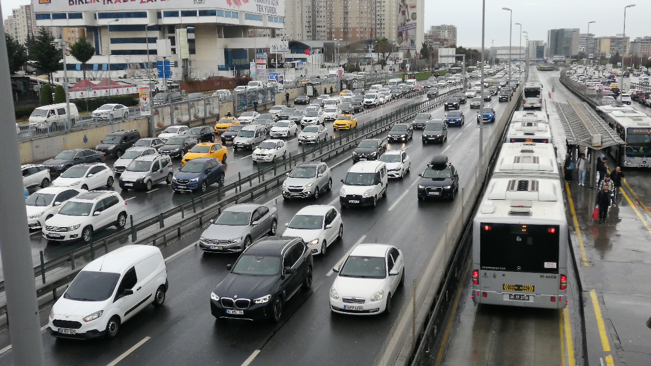İstanbul'da lodos: Sağanak ve fırtına ulaşımda aksamalara neden oldu 5