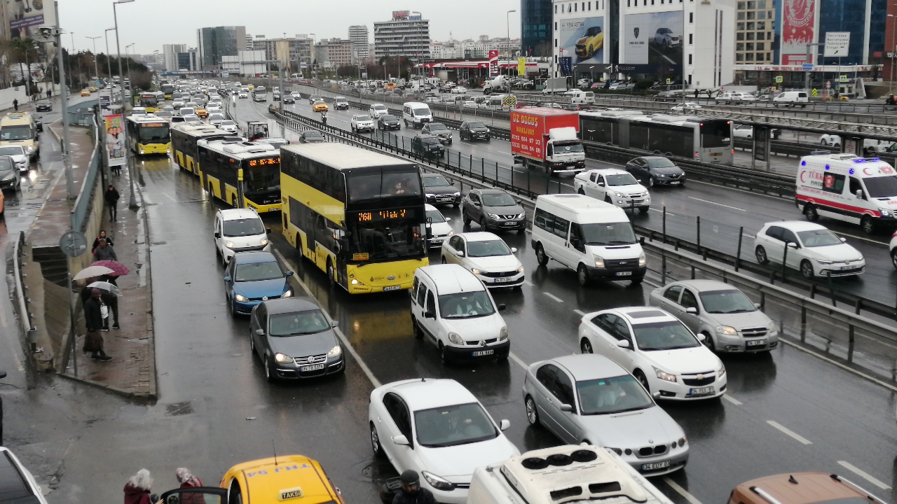 İstanbul'da lodos: Sağanak ve fırtına ulaşımda aksamalara neden oldu 6