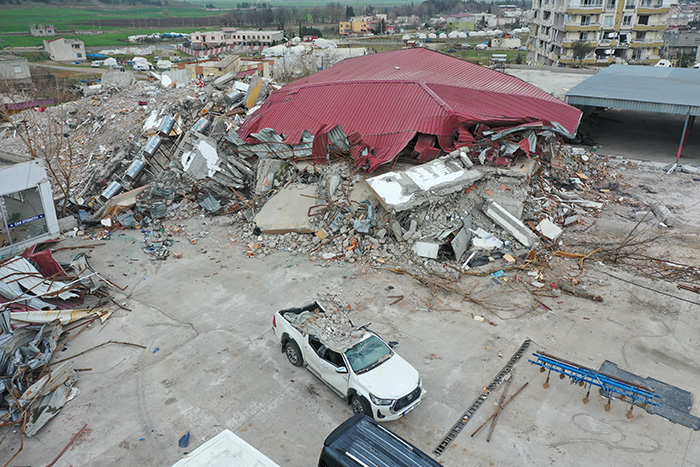 Deprem felaketinde oto galeriler büyük yara aldı 9
