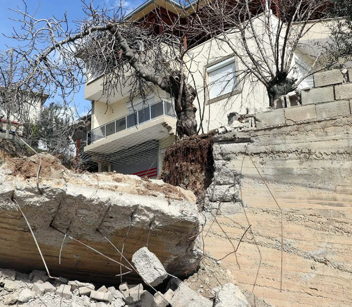 Deprem bu evi yıkamadı yönünü değiştirdi. Görenler inanamıyor 2
