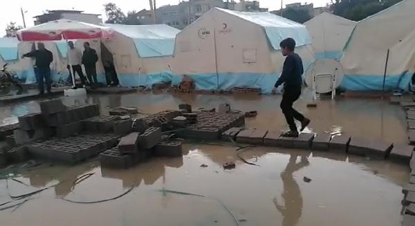 İskenderun'da çadır kent sular altında kaldı 4