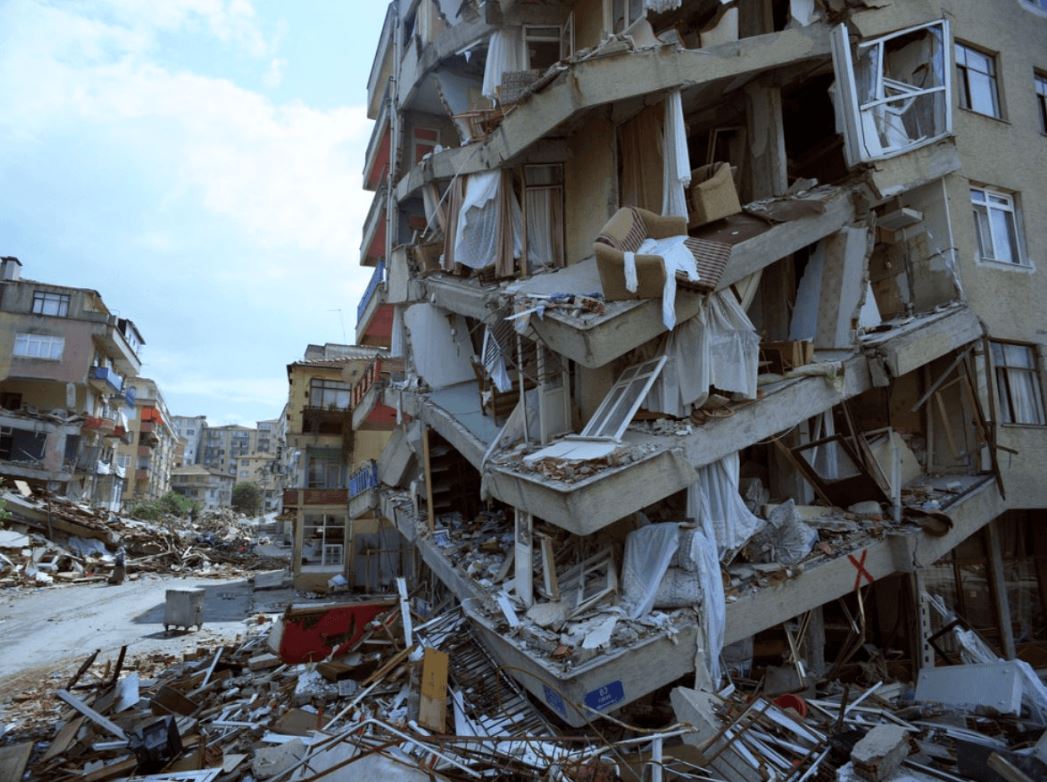 Ahmet Ercan  bekliyorum diyerek uyardı.  Depremin büyüklüğünü ve olacağı yeri açıkladı 5