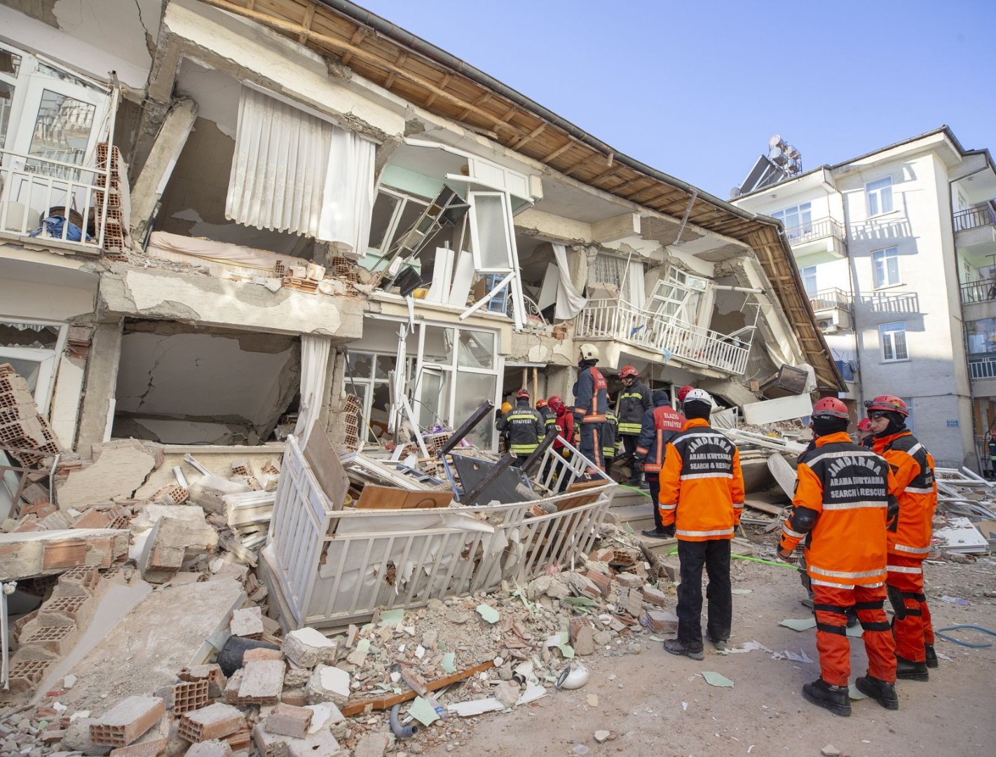 Ahmet Ercan  bekliyorum diyerek uyardı.  Depremin büyüklüğünü ve olacağı yeri açıkladı 7