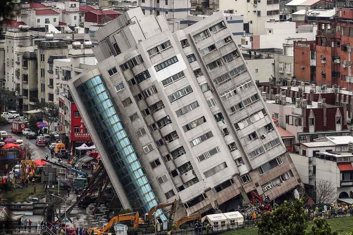 Ahmet Ercan  bekliyorum diyerek uyardı.  Depremin büyüklüğünü ve olacağı yeri açıkladı 6