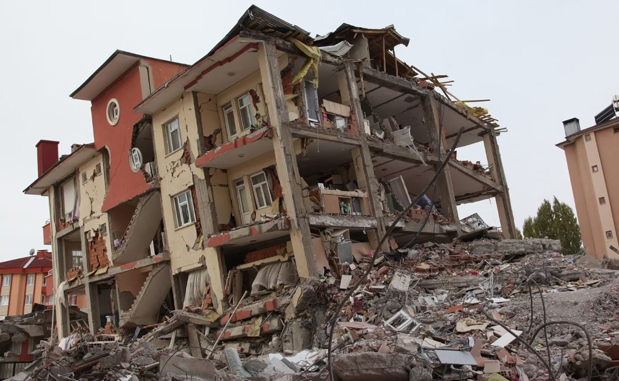 Ahmet Ercan  bekliyorum diyerek uyardı.  Depremin büyüklüğünü ve olacağı yeri açıkladı 2