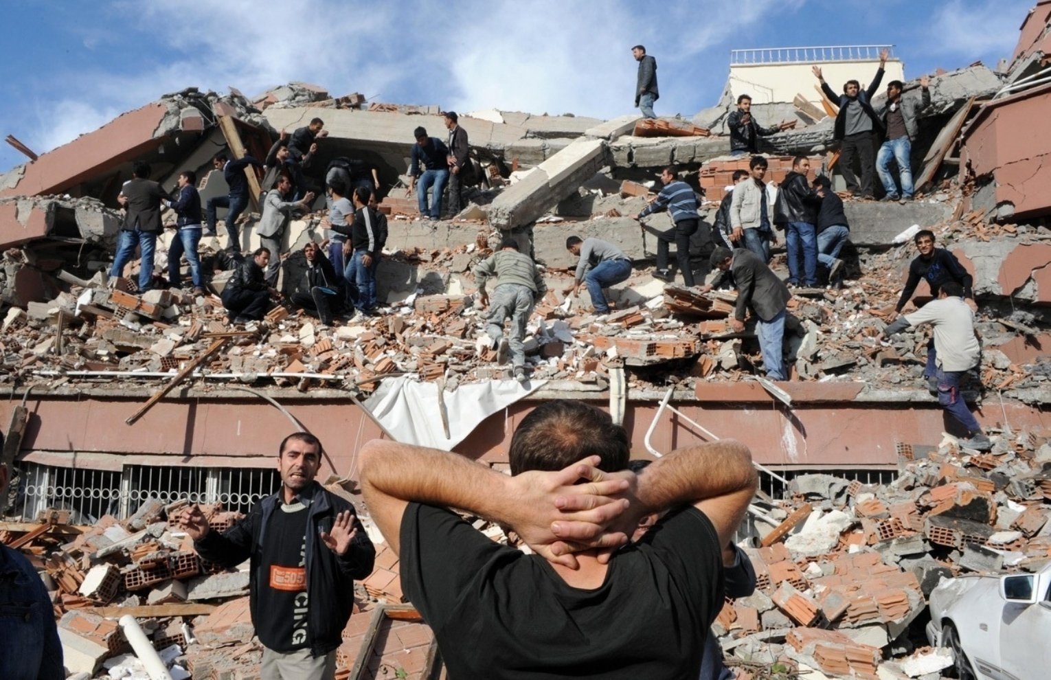 Ahmet Ercan  bekliyorum diyerek uyardı.  Depremin büyüklüğünü ve olacağı yeri açıkladı 3