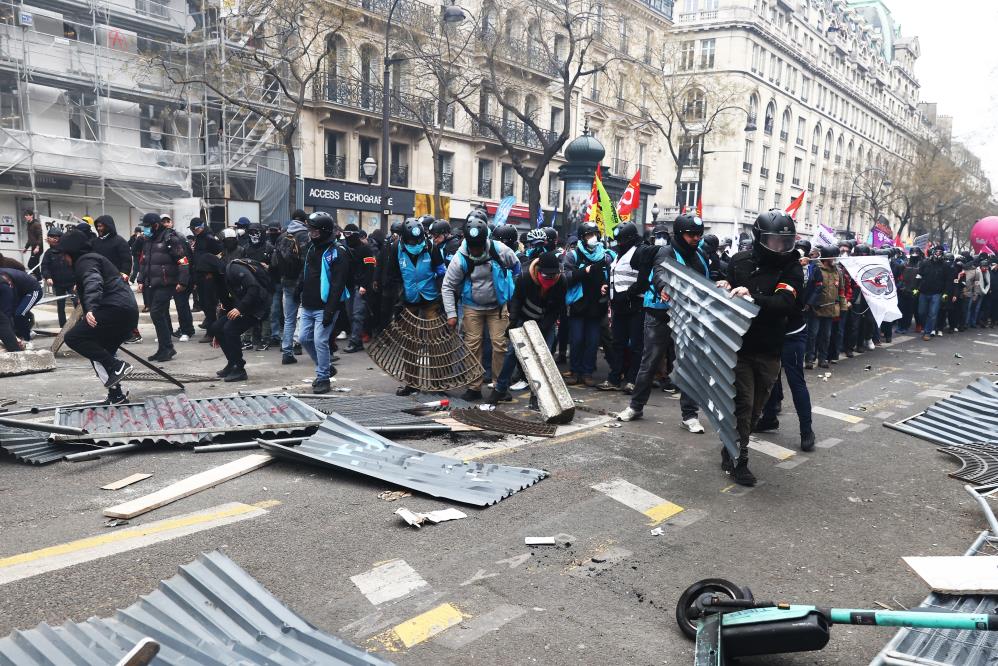 Fransa  sokakları fena karıştı. Protestocular polisle çatıştı 5