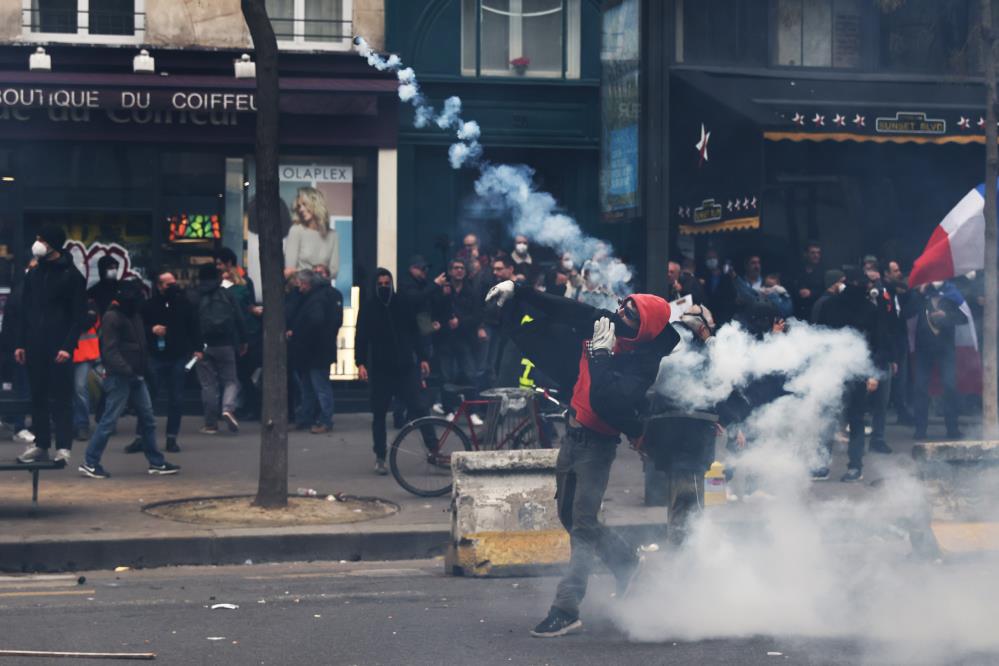 Fransa  sokakları fena karıştı. Protestocular polisle çatıştı 6