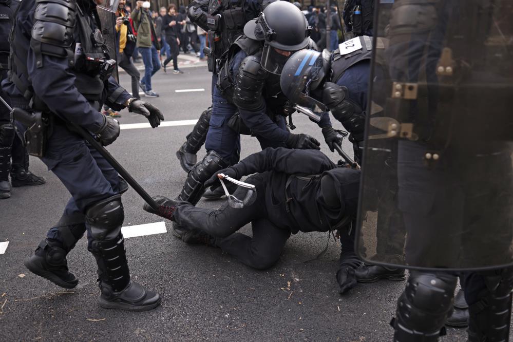 Fransa  sokakları fena karıştı. Protestocular polisle çatıştı 9