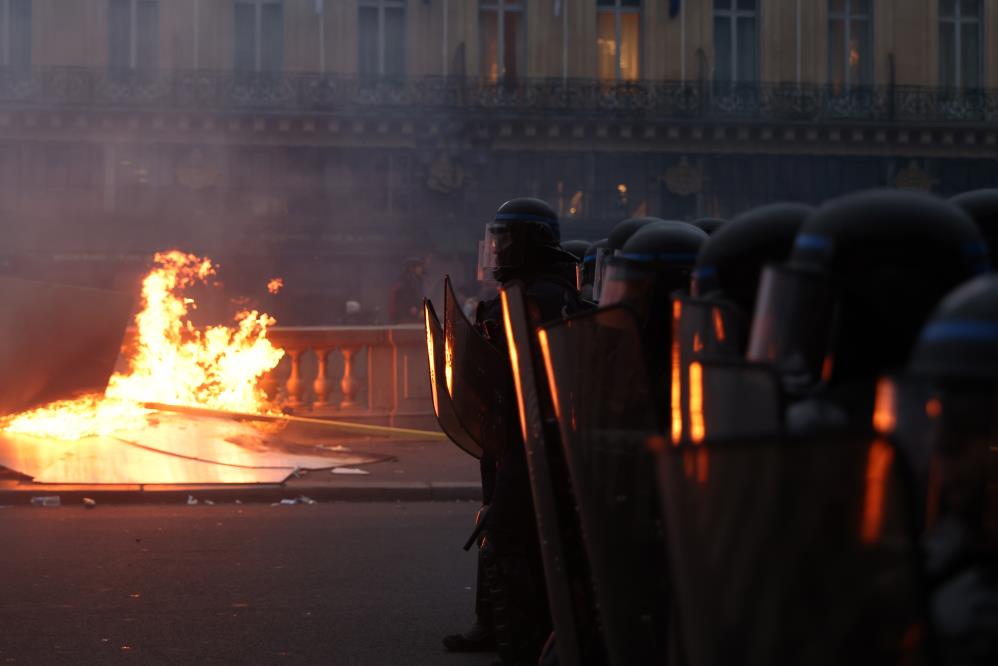 Fransa  sokakları fena karıştı. Protestocular polisle çatıştı 3
