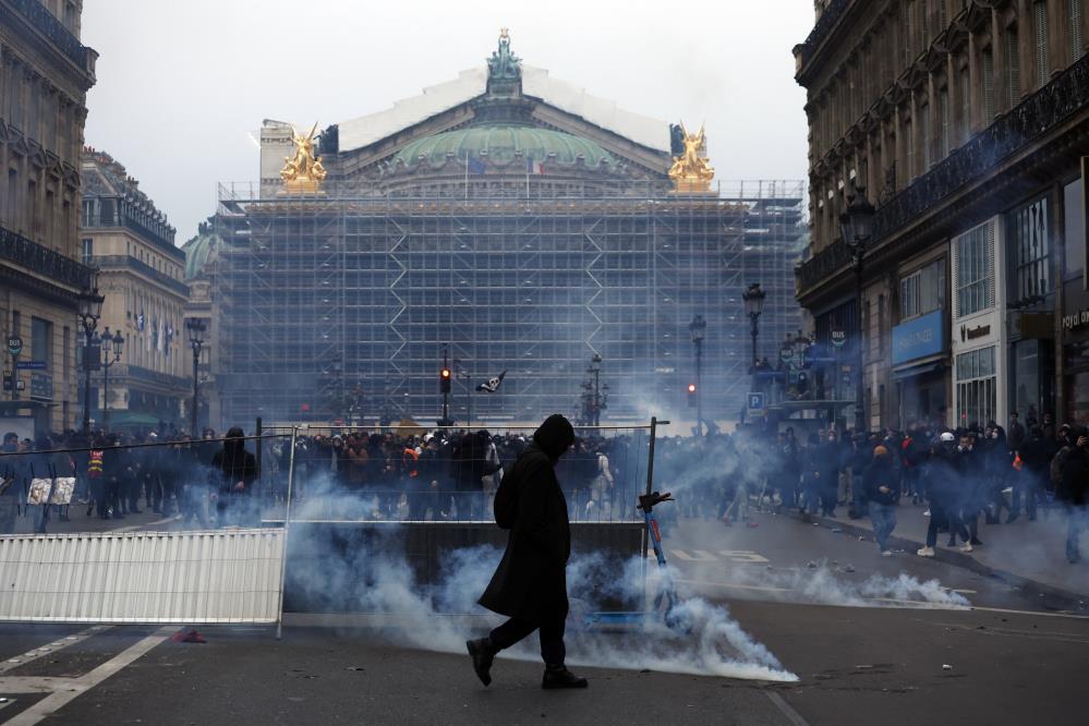 Fransa  sokakları fena karıştı. Protestocular polisle çatıştı 10