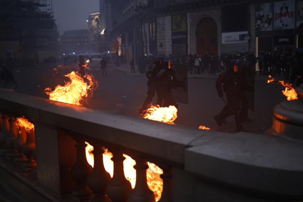 Fransa  sokakları fena karıştı. Protestocular polisle çatıştı 4