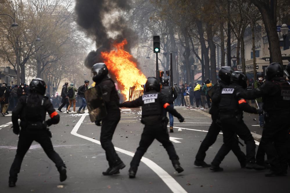 Fransa  sokakları fena karıştı. Protestocular polisle çatıştı 1