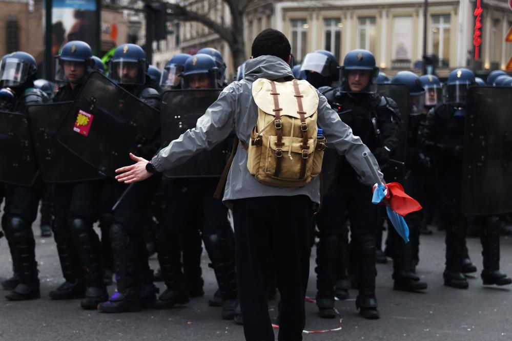 Fransa  sokakları fena karıştı. Protestocular polisle çatıştı 11