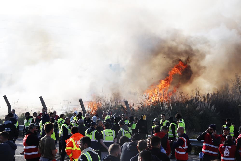 Fransa  sokakları fena karıştı. Protestocular polisle çatıştı 8