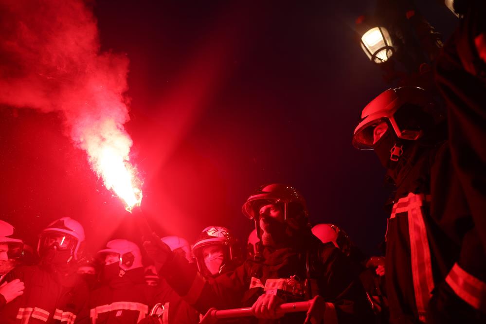 Fransa  sokakları fena karıştı. Protestocular polisle çatıştı 2