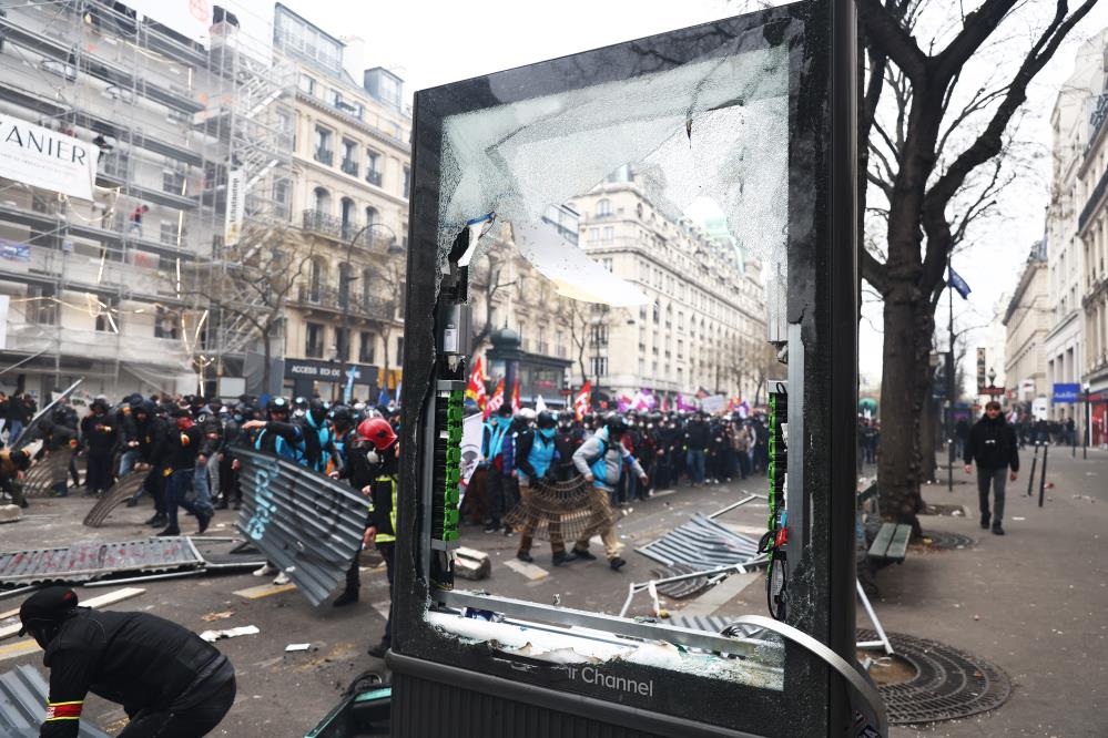 Fransa  sokakları fena karıştı. Protestocular polisle çatıştı 7