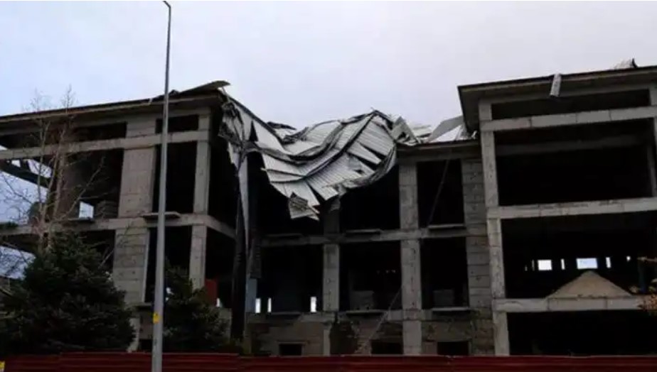 Şiddetli fırtına: Minare devrildi, çatılar uçtu 5