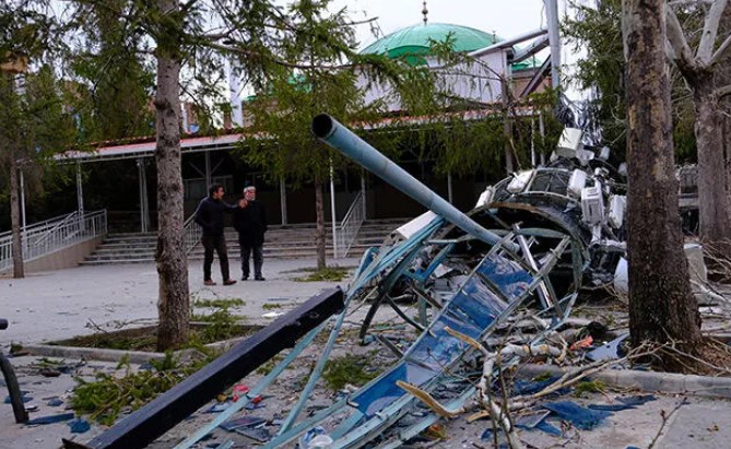 Şiddetli fırtına: Minare devrildi, çatılar uçtu 4