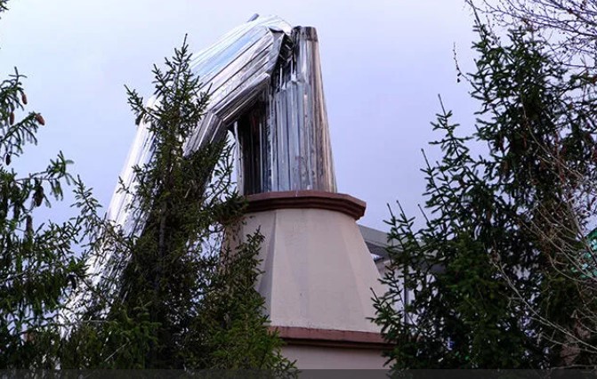 Şiddetli fırtına: Minare devrildi, çatılar uçtu 2
