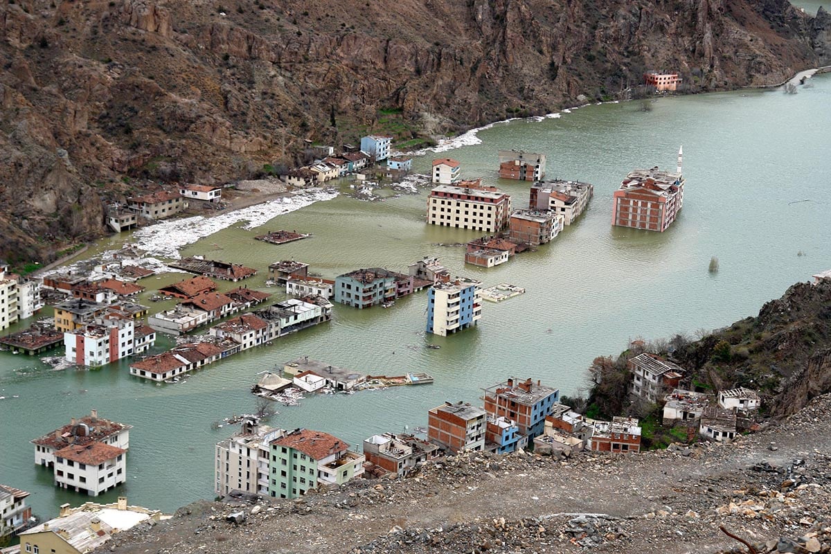 Yusufeli Barajı'nda su seviyesi 91 metre oldu! Binalar görünmez oldu 17