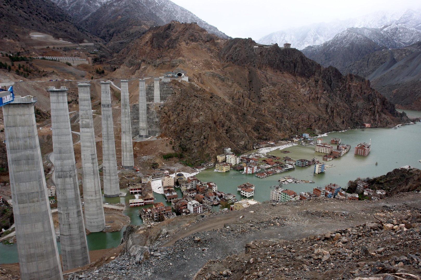 Yusufeli Barajı'nda su seviyesi 91 metre oldu! Binalar görünmez oldu 15