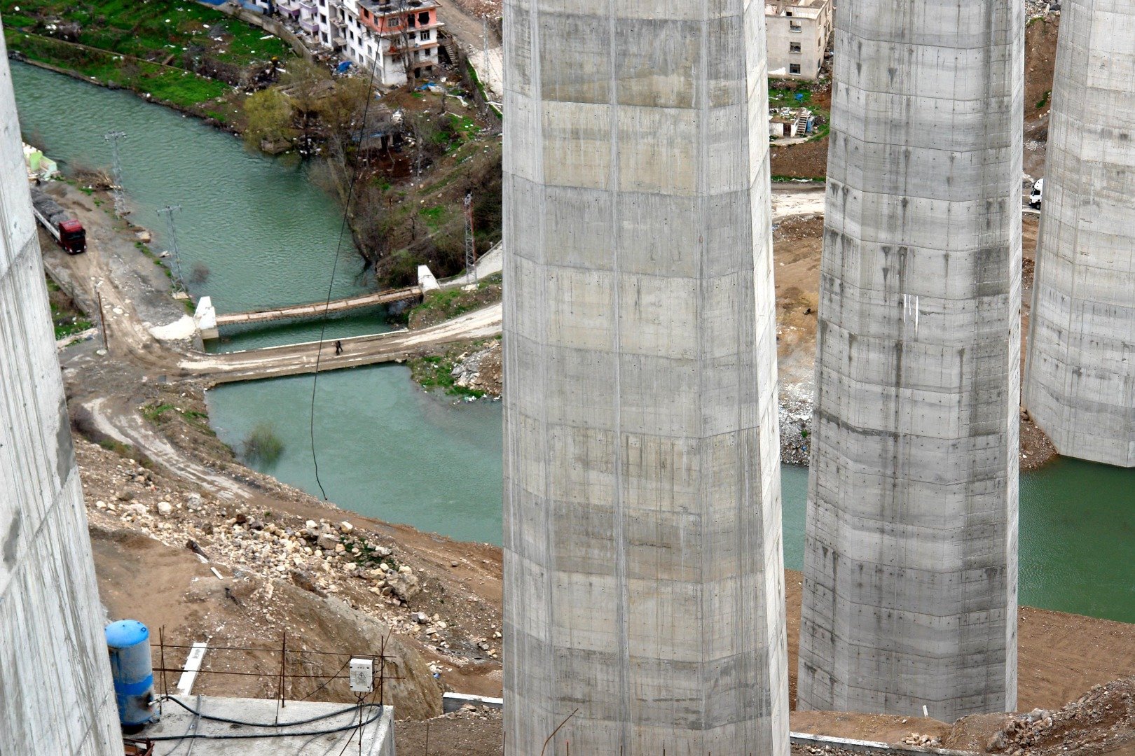 Yusufeli Barajı'nda su seviyesi 91 metre oldu! Binalar görünmez oldu 9