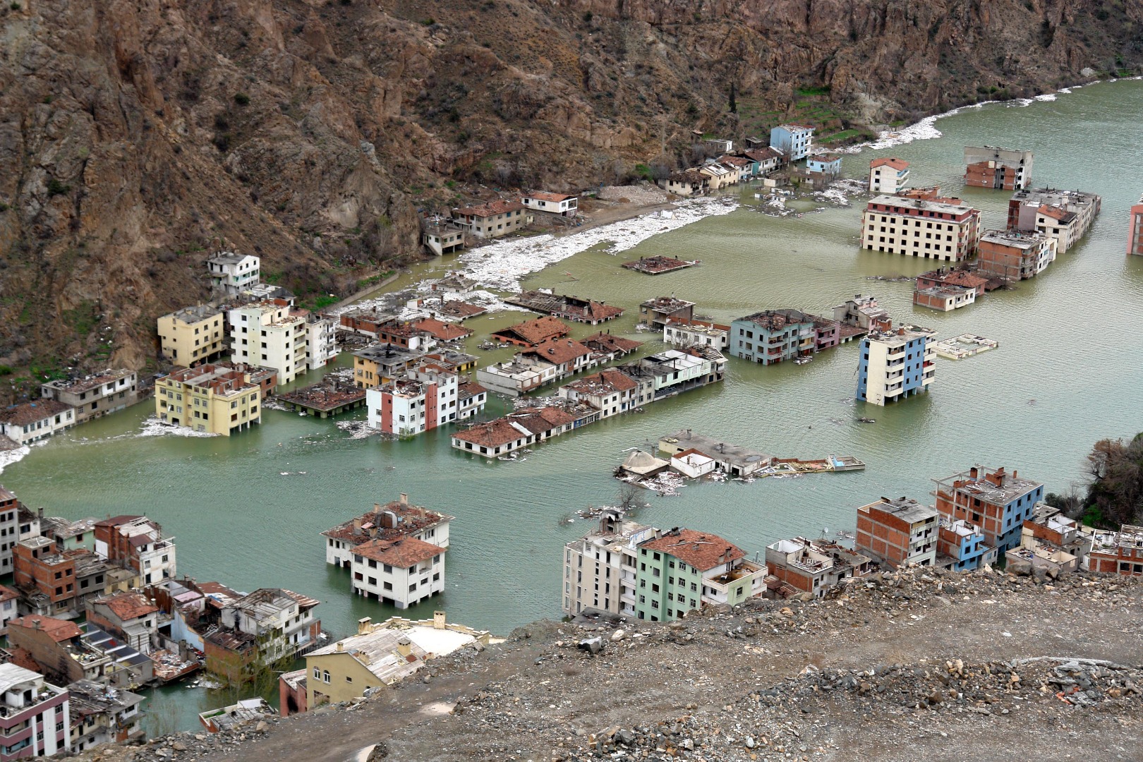 Yusufeli Barajı'nda su seviyesi 91 metre oldu! Binalar görünmez oldu 13