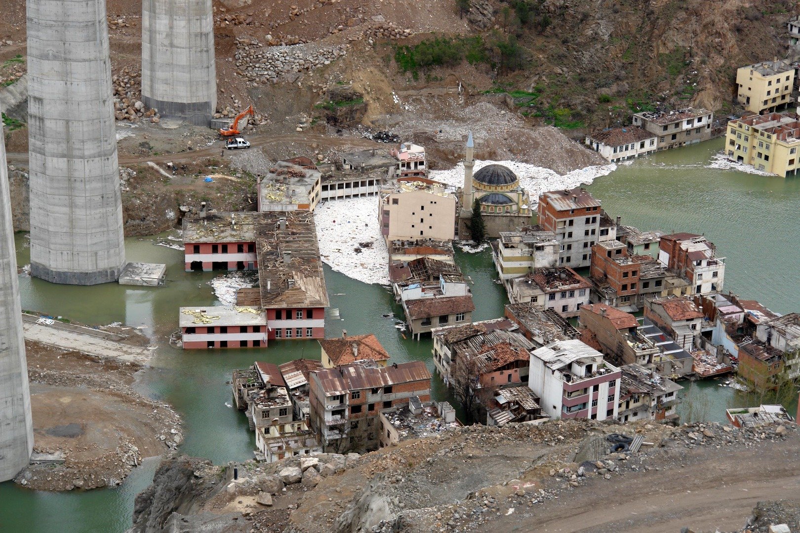 Yusufeli Barajı'nda su seviyesi 91 metre oldu! Binalar görünmez oldu 12