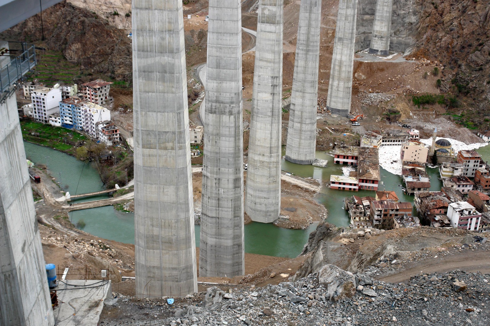 Yusufeli Barajı'nda su seviyesi 91 metre oldu! Binalar görünmez oldu 10