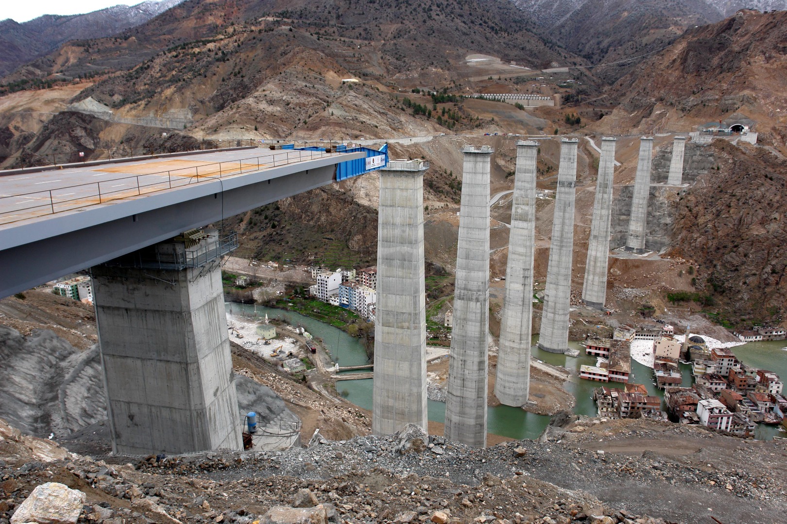 Yusufeli Barajı'nda su seviyesi 91 metre oldu! Binalar görünmez oldu 5