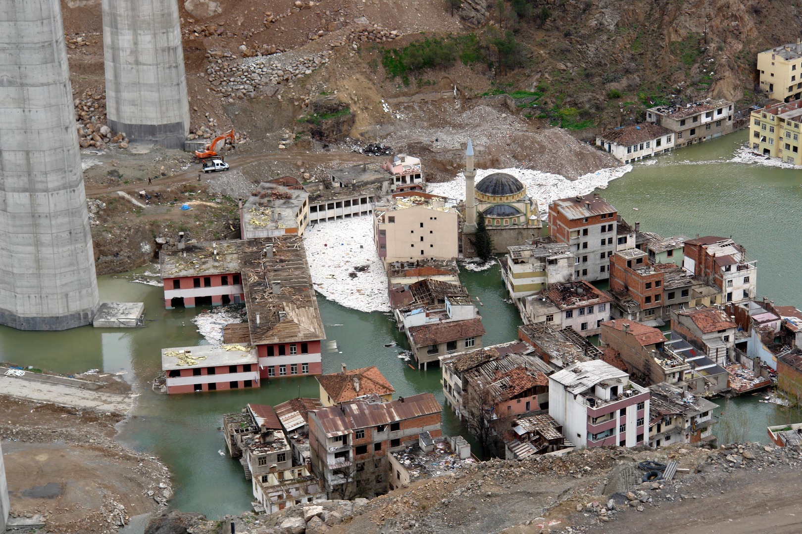 Yusufeli Barajı'nda su seviyesi 91 metre oldu! Binalar görünmez oldu 6