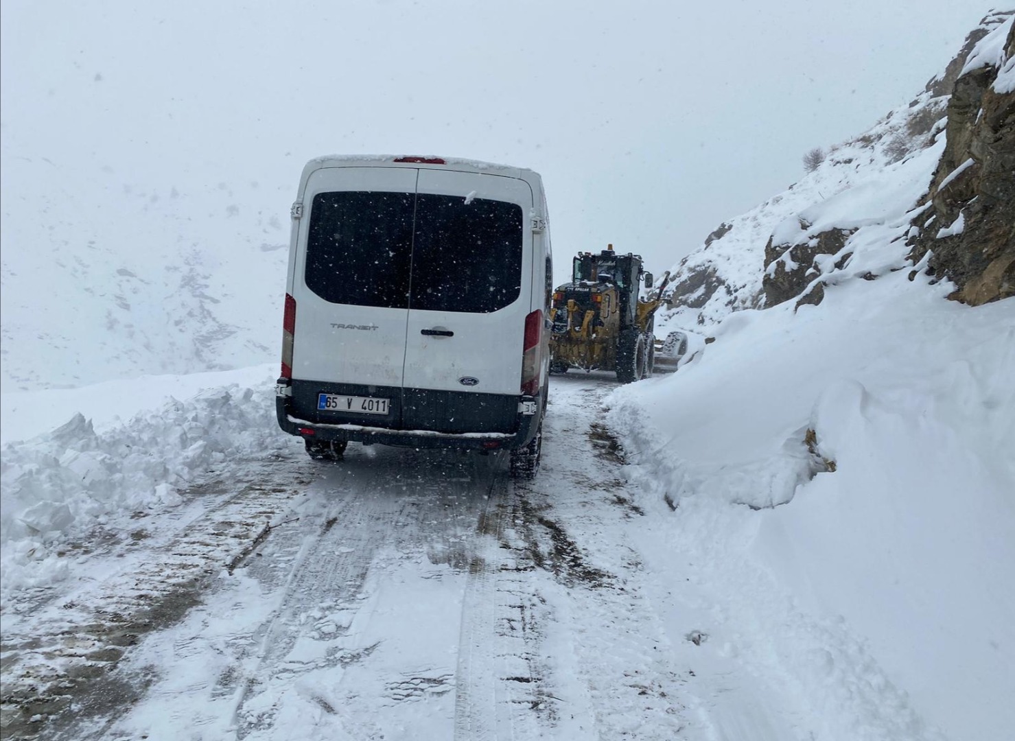 Nisan ayında yarım metre kar! 83 yerleşim yerine ulaşım kapandı 14