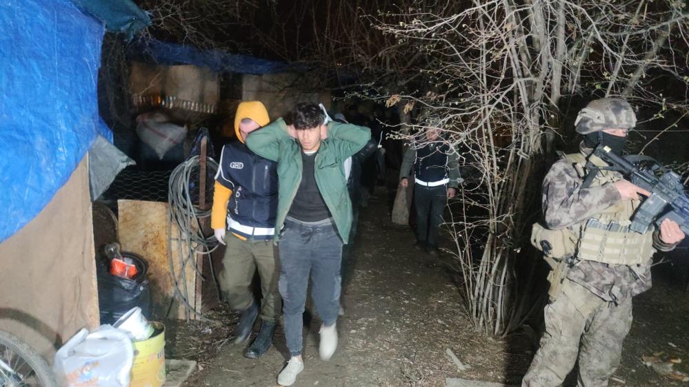 Van'da tandır evinde 20 düzensiz göçmen yakalandı 8
