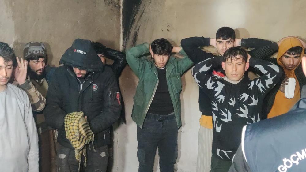 Van'da tandır evinde 20 düzensiz göçmen yakalandı 6