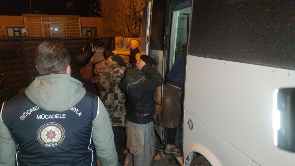 Van'da tandır evinde 20 düzensiz göçmen yakalandı 9