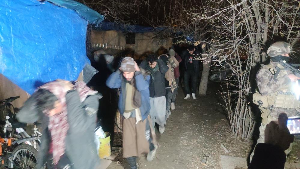 Van'da tandır evinde 20 düzensiz göçmen yakalandı 7