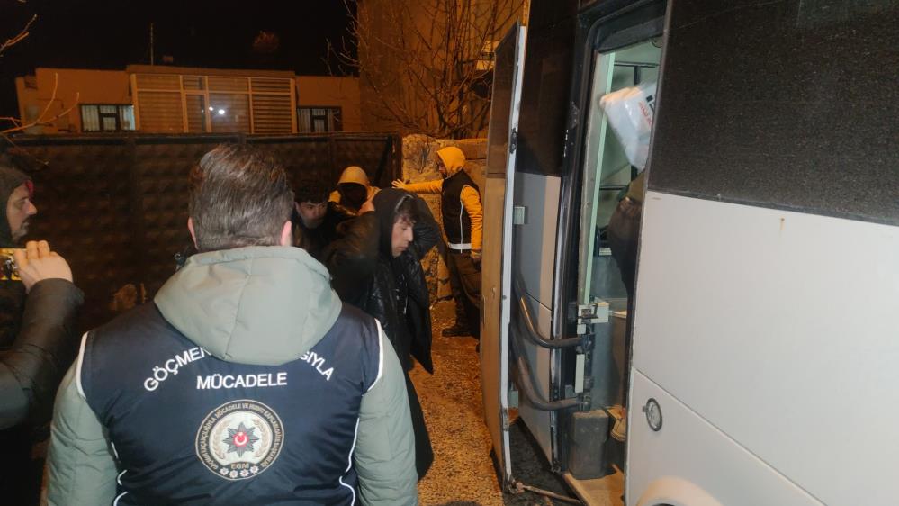 Van'da tandır evinde 20 düzensiz göçmen yakalandı 10