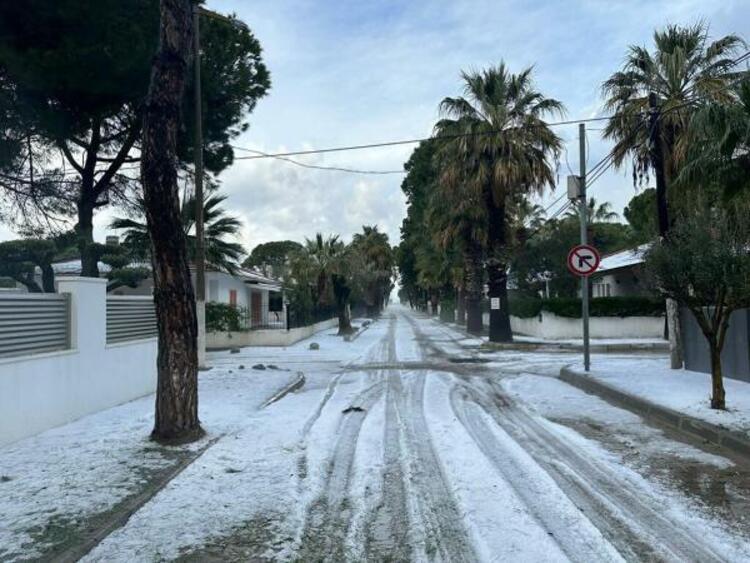 İzmir baharda kar yağmadan beyaza büründü 4