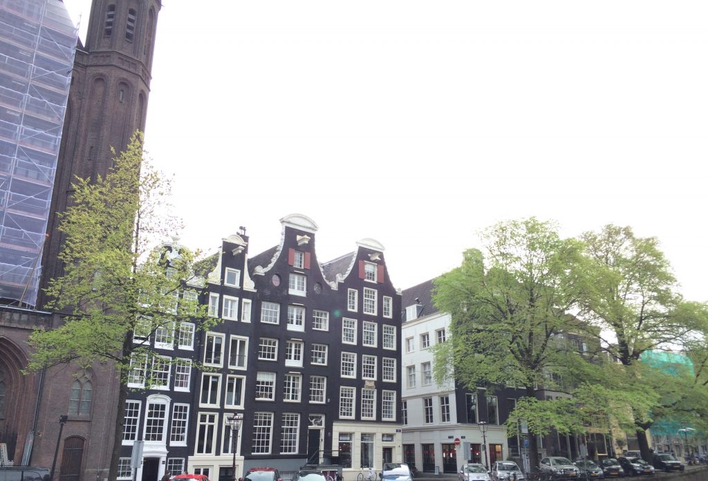 Amsterdam’da evlerin neden yamuk olduğu ve tepelerinde kanca olduğu belli oldu 12