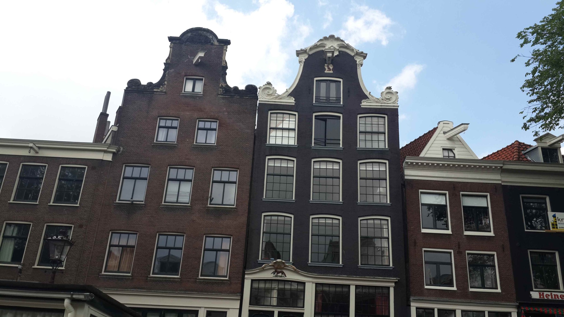 Amsterdam’da evlerin neden yamuk olduğu ve tepelerinde kanca olduğu belli oldu 13